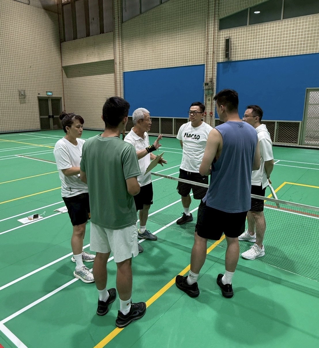 匹克球裝備怎麼選？球拍、室內外球與球鞋選購重點